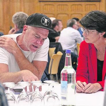 Einstimmung auf die Nationalratswahlen: politische runde Tische mit angeregten Gesprächen - Angeregte Gespräche: GLP-Nationalratskandidat Michael Gehret und SP-Nationalratskandidatin Ursula Zybach.