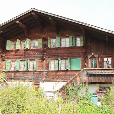 Der Raubzug nach Aigle, Karl der Kühne und die Faszination der Würfel - Das Walischihaus, welches einst der alten Landschaft Saanen gehörte. Zurzeit wird es von der Gemeinde Saanen, der heutigen Eigentümerin, umgebaut, um neuen Wohnraum zu schaffen. Die denkmalgeschützte Fassade bleibt dabei natürlich erhalten (Foto links vor dem Umbau).  FOTO: ZVG GEMEINDE SAANEN