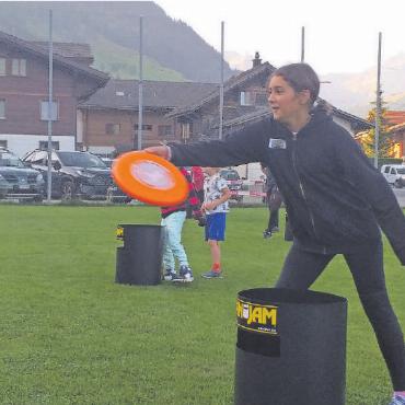 Wetterglück am Sporttag - Frisbee: mit viel Schwung und Treffsicherheit.