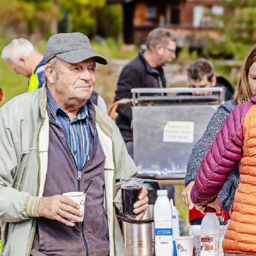 «Öppis gvattere, öppis ässe u trinke, e bitz zäme dorfe» - «Öppis trinke.»