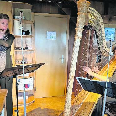 Grubenberghütte: Die Konzertreihe «Jam» begeht eine neue musikalische Stilrichtung - Eva Oertle (links) und Consuelo Giulianelli am «Jam 2024» in der Grubenberghütte. FOTO: ZVG