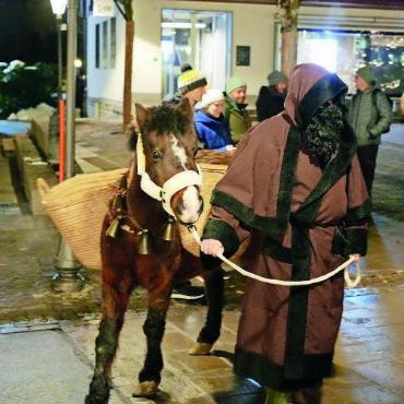 Der Samichlous unterwegs im Saanenland - Das Pony Knut mit dem Schmutzli.