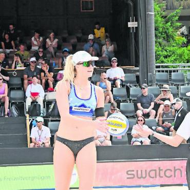 Swatch Beach Pro Gstaad 2025 - Die US-Girls und erneuten Siegerinnen Taryn Brasher (im Bild) und ihre Partnerin Kristen Nuss dankten für jeden Ball und genossen auch sonst die Sympathien der Zuschauenden.