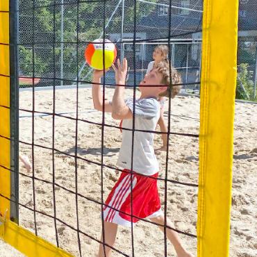 Dynamische Vielfalt am Sporttag in Schönried - Ball über die Schnur: toller Einsatz im Sand!