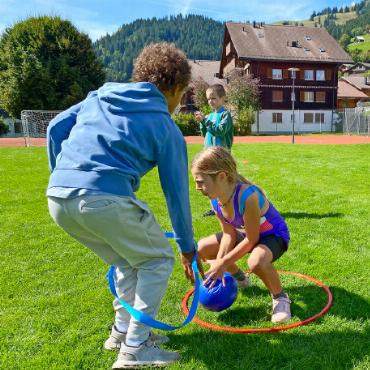Dynamische Vielfalt am Sporttag in Schönried - Brennball: Der Ball muss «brennen», bevor die andern Vollgas geben können!