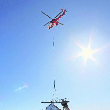 Restaurant Botta: Das Werk kehrt zurück zu seinem Meister - Der Super Puma kam an seine Grenzen, als er den Kran aufstellen musste. FOTO: GLACIER 3000/MARYLINE CLEMENT
