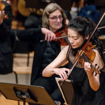 Die Seele bleibt seltsam unberührt - Renaud Capuçon als Orchesterchef und Solist in Personalunion. Da kann man schon einmal die zweite Geigenstimme – jene von Clara-Jumi Kang – aus den Augen verlieren. (Fotos: Rafael Faux)