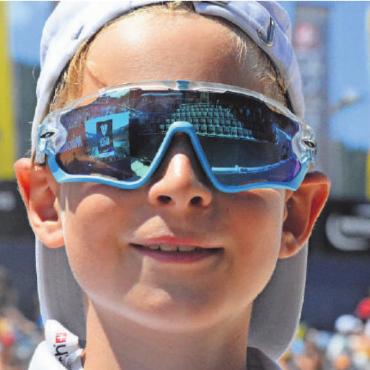 Das Swatch Beach Pro Gstaad - ein Beachvolleyballfest - Ex-Beachvolleyballprofi Nico Beeler verschenkte aus lauter Freude am Plauschturnier seine Sonnenbrille – das beschenkte Ballkind strahlte für den Rest des Tages.