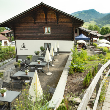 «Bären» Gsteig: mehr Betrieb mit mehr Personal - Die Südterrasse mit den neuen Sonnenschirmen hat bereits viele Gäste angezogen.