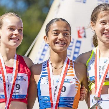 Eine Schweizerfinal-Bronzemedaille für Leonie Steffen - V.l. 2. Rang: Scherrer Leana (KTV Bütschwil), 1. Rang: Schmid Anina (LV FrenkeFortuna); 3. Rang: Leonie Steffen (TV Saanen-Gstaad). FOTOS: ZVG