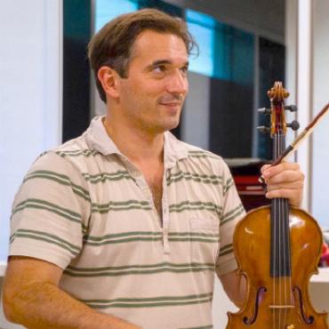 IMMA: Hoffnung am Horizont - Unermüdlich dabei: Die drei langjährigen Dozenten und Jeremy Menuhin führen die Musiktalente weiter durch ihr Studium: Olek Kaskiv (links oben), Ivan Vukčević (links unten), Pablo de Naverán (Foto Mitte) und Jeremy Menuhin (Foto rechts).