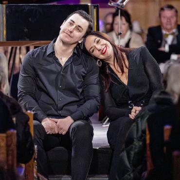 Die Tücken der Liebe – Neujahrskonzert am Gstaad New Year Music Festival - Ende gut, alles gut? Marina Viottis Hoffnung in die Liebe stirbt zuletzt. Schlussszene von «La Chanson des vieux amants» mit Überraschungsgast Mark Kurmanbayev.