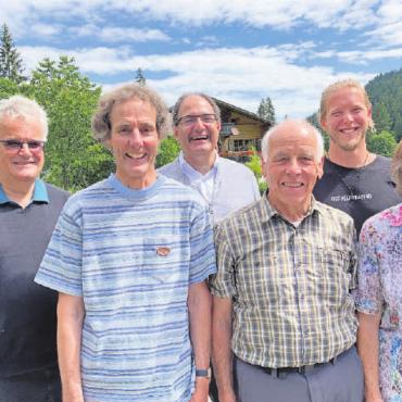 Gelebte Ökumene: Saanenlandgottesdienst - Die Verantwortlichen: hinten v.l. Peter Klopfenstein (evangelisch-reformierten Kirchgemeinde Saanen-Gsteig), Alexander Pasalidi, Leiter des Gottesdienstes (römisch-katholische Kirchgemeinde Gstaad), Simon Mösching (Evangelisch-methodistischen Kirche Gstaad); vorne v.l. Hansruedi Schranz (Evangelischen Gemeinschaftswerk Gstaad), Michael und Cécile Perreten (Christliches Begegnungszentrum Gstaad).