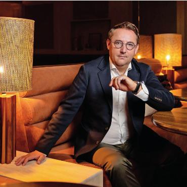 «Von nichts kommt nichts»: Der Mensch und sein Buch - Der Direktor des Hotels Spitzhorn in Saanen. Er ist formbewusst, aber wenig formal, dabei sehr entgegenkommend und immer auf Menschen bezogen.    FOTOS: REMO NEUHAUS, BERN