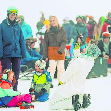 Zweite Ausgabe des Slopesound-Festivals findet Anklang - Seraina Telli sorgte mit feinster Rockmusik im Pasatiempo für heisse Temperaturen – dem Wetter zum Trotz. FOTO: TOBY RYTER