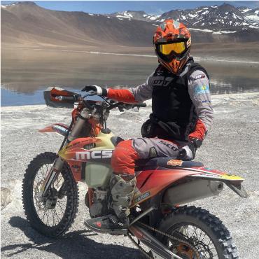 Daumen hoch: Thomas Schranz sucht das Abenteuer - Thomas Schranz geniesst während dem Rekordversuch die Landschaft in Chile. FOTO: ZVG