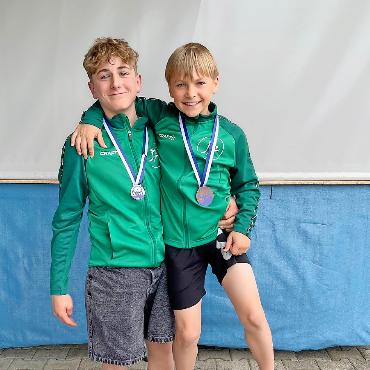 Gelungener Saisonstart für die Geräteturner:innen - Hoch hinaus! Valentin von Grünigen (links) und Mika Hauswirth feiern ihre Oberlandmeistertitel.