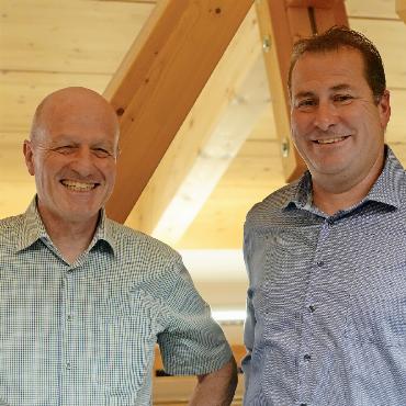 33 Jahre Vorstand: Simon Graa tritt zurück - Roger Kohli (rechts) übernimmt ab Juli das Präsidium der Elektrizitätsgenossenschaft Gsteig von Simon Graa (links).   FOTO: JONATHAN SCHOPFER