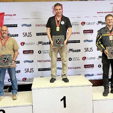 Silber für Daniel Reichenbach - Die Oberländerschützen holten sich an den Schweizermeisterschaften insgesamt einmal Gold und dreimal Silber. Einer der stolzen Silbermedaillengewinner ist Daniel Reichenbach (links). FOTO: SCHWEIZER SCHIESSPORTVERBAND (SSV)