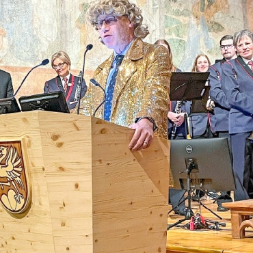 Die letzte Versammlung von langjährigen Politikern - Präsident der Gemeindeversammlung, Louis Lanz (Foto links), und Gemeindepräsident Toni von Grünigen (Foto rechts) verabschiedeten sich gegenseitig mit dankenden Worten. Lanz überraschte zu Beginn des Abends noch mit einem unterhaltenden Outfit: Er verkleidete sich als Thomas Gottschalk. Als aktives Mitglied der Musikgesellschaft Gstaad spielte er vor der Gemeindeversammlung noch ein Konzert und klärte danach das Publikum auf: «Ich habe eine Wette verloren. Und Wettschulden sind Ehrenschulden.» Für die Gemeindeversammlung wechselte er jedoch wieder zu seiner zivilen Kleidung. FOTOS: JOCELYNE PAGE