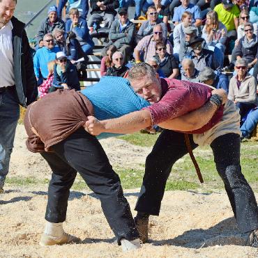 Rychen Roger holt sich Hornberg-Titel - Foto oben: Rychen Roger gegen Annen Dominic im Schlussgang. Foto links: Der ehemalige Saaner Gemeinderatspräsident Albert Bach ist leidenschaftlicher Zuschauer des Hornberg Schwingets.