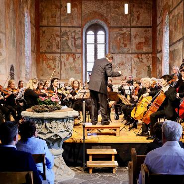 «Der Nussknacker» feiert Premiere in der Mauritiuskirche - Das «Orchestra degli amici» mit Dirigent Michael Bach. FOTO: FRITZ WAMPFLER