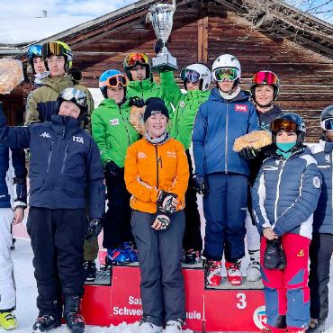 Skirennen – mal anders - Die Gewinner der Königskategorie U18: SC Grund vor den beiden Teams «Rosey Eagles» und «Rosey Stars» vom SC Le Rosey.