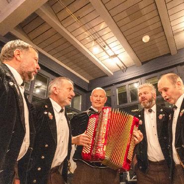 Nach 40 Jahren Brauchtum und Volksmusik ist Schluss! - Das Jodlerquartett «Alpenrösli» aus Heimenschwand sang als Zugabe das Lied «Wo der Wildbach rauscht» und lud alle ein, mitzusingen.