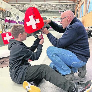 Wetterpech für die Modellflug-Schweizermeisterschaft F4-Scale - Modellflug verbindet! Der Grossvater (Modellpilot) wird vom Enkel unterstützt. FOTOS: ZVG
