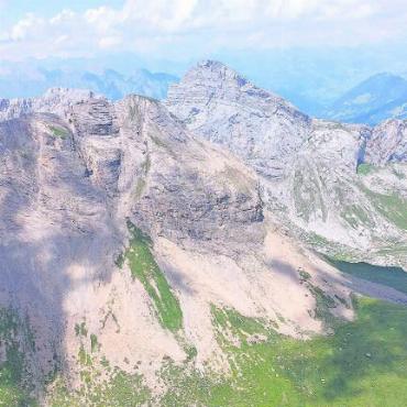 Zwei blockierte Kletterer in der Region Sanetsch per Longline gerettet - Rettung mittels HEC-Technik an der Longline.