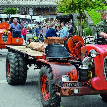 Hut, Stiefel und Weste an: Die Country Night Gstaad feierte 35 Jahre - Auto oder Traktor? Die diversesten Fahrzeuge passierten die Promenade. FOTO: ELISA OPPERMANN