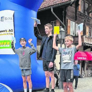 Kidsrun mit neuer Startzeit und Strecke - Das Podest der Knaben 4: 1. Jean-Luc Lehmann, Gstaad; 2. Natan Métraux, Leysin; 3. Lionel Donlon, Brooklyn, NY.