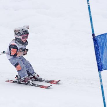 Priscillia Zumstein und Daniel Schenk sind Lauener Ski-Clubmeister 2026 - Schoggola-Juniorin in Action.
