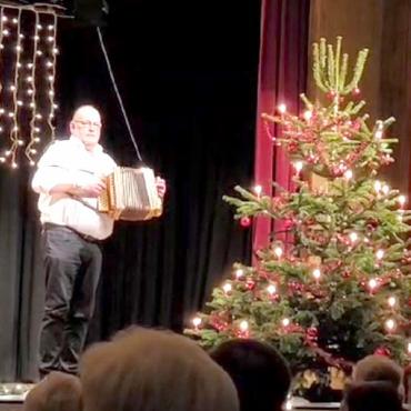 Schöne Musikklänge und weihnächtliche Stimmung - Stimmungsvoller Auftritt mit Weihnachtsbaum – passend zur Adventszeit.