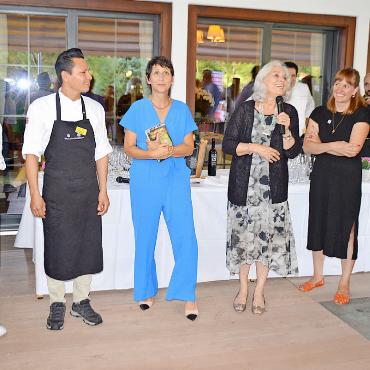Kochen für eine bessere Zukunft - Sogar die Botschafterin Ecuadors ist zu Ehren der beiden Absolventen angereist: Veronica Augusta Bustamante Ponce (Dritte von rechts) bedankt sich für die Bemühungen des Vereins «cuisine sans frontières» und des Hotels Ermitage. Von links: Loly, Fidel, Vorstandsmitglied Monika Schärer, die Geschäftsführerin des Vereins, Silvana Lindt, und der Hoteldirektor des Ermitage Romuald Bour.