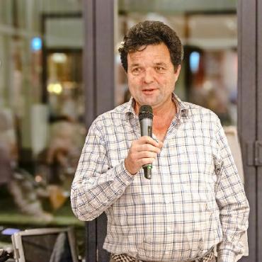 Nach 40 Jahren Brauchtum und Volksmusik ist Schluss! - Rolf Marti von der Verwaltungsdirektion der Gemeinde Saanen dankt Arnold Welten für sein jahrelanges und engagiertes Schaffen und hält fest, dass Arnold immer ein zuverlässiger Partner war und die Gemeinde seine Anlässe gerne unterstützt hat.