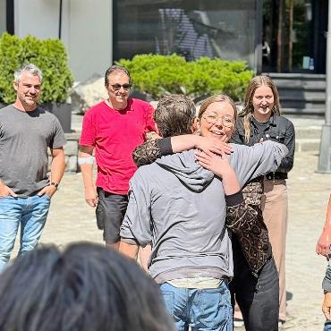 Feierlich gegautscht - Eine herzliche Umarmung auch für Marco Minnig von Ausbildnerin Susanne Kaiser.
