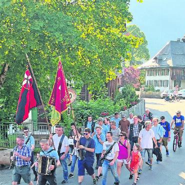 Rund 40 Schützinnen und Schützen am Gemeindeschiessen - Umzug durchs Dorf. FOTOS: MARTIN RYTER