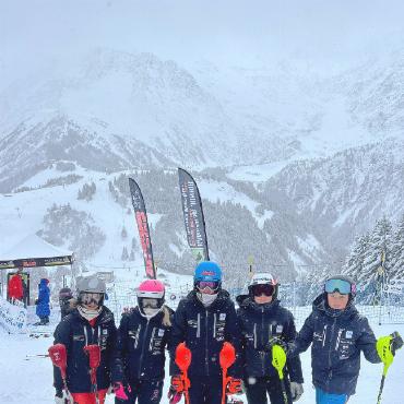 Internationaler Vergleich für den Nachwuchs des RLZ Gstaad - Foto rechts: V.l. Lena von Siebenthal, Zoé Bielmann, Julien Stucki, Camil Henchoz und Luca Steffen; es fehlt: Cyril Steffen. FOTOS: ZVG
