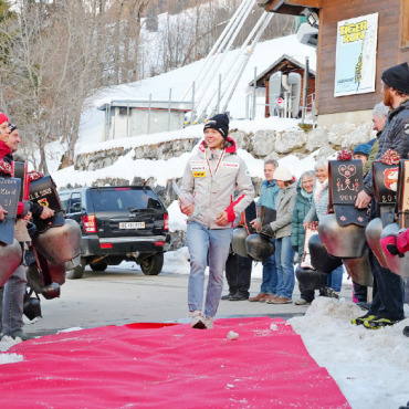 Überraschungsempfang für Dania Allenbach - Eine gerührte Dania Allenbach vom Skiclub Turbach-Bissen schreitet am Wasserngrat über den roten Teppich.    FOTOS: JONATHAN SCHOPFER
