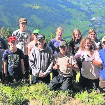 Erst die Arbeit, dann das Vergnügen - Die Klasse 9a war eine Woche lang im Einsatz auf dem Rellerli und auf der Wispile. FOTOS: ZVG