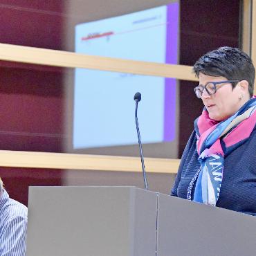 Gsteig: Ein Minus im Budget und ab 2027 höhere Steuern - Barbara Kernen ist seit fast einem Jahr Gemeindepräsidentin in Gsteig. Sie leitete am Freitag nicht zum ersten Mal eine Gemeindeversammlung, eine Premiere gab es aber dennoch: Das Rednerpult samt Mikrofon kam zum ersten Mal zum Einsatz. FOTOS: ANITA MOSER