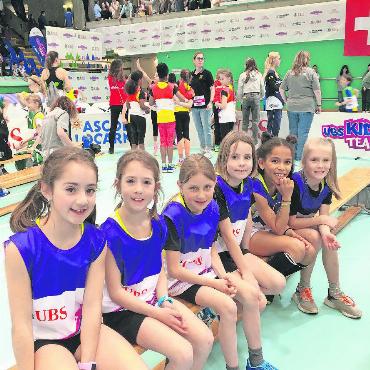 Knapp verpasstes Podest am Schweizer Final UBS Kids Cup Team - Gespanntes Warten auf den Biathlon: (von links) Melina, Liana, Mael, Emelie, Livia, Elena. FOTO: ZVG