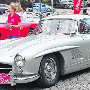Rollende Schmuckstücke - Ebenfalls startbereit: Mercedes Benz 300 SL Cpupé, BJ 1955. FOTOS: EUGEN DORNBIERER-HAUSWIRTH
