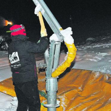 Lange Nächte für weisse Pisten - Bevor an der Lanze gearbeitet werden kann, müssen jeweils erst der Wasserschacht freigeschaufelt und die Schutzmatten entfernt werden.