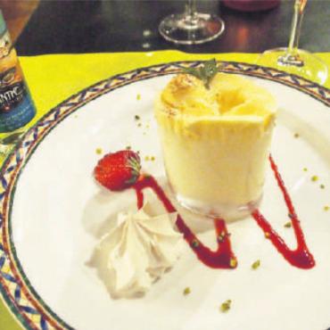 Ausflug der Weinfreunde zum Château de Boudry - Das «ominöse» Dessert Soufflé glacé mit Absinth.