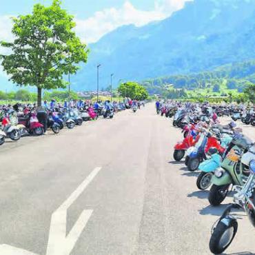 Öliger Vespaduft in den Gassen - Bei der Jungfrauarena.
