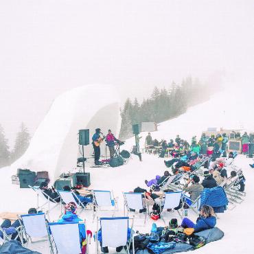 Zweite Ausgabe des Slopesound-Festivals findet Anklang - Auch bei ungemütlichem Wetter liessen sich die Fans die Freude am Konzert nicht nehmen und verharrten draussen in guter Stimmung.