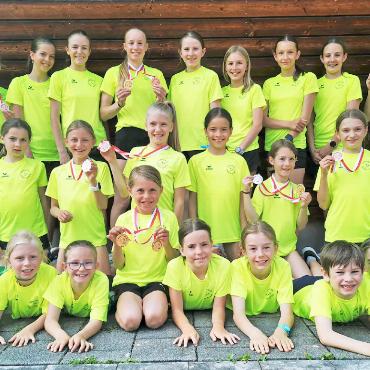 14 Medaillen und zwei Tagesbestzeiten - Das Saaner LA-Team war eines der erfolgreichsten Teams in Interlaken. FOTOS: ZVG