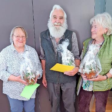 Beliebter Jassnachmittag für Senior:innen in Saanen - Die drei Erstplatzierten: v.l. Léonie Müller, Fritz Schopfer und Ruth Annen.